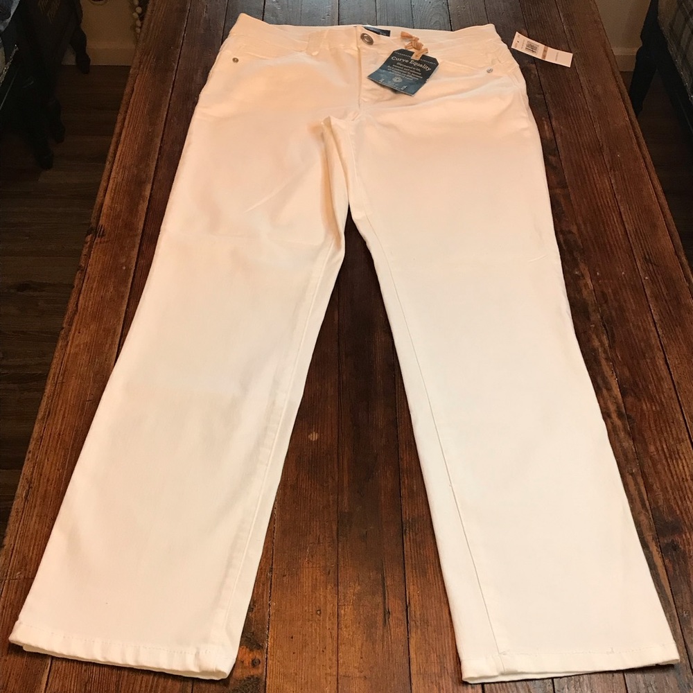 DEMOCRACY CORE ESSENTIAL WHITE STRAIGHT LEG JEANS - NWT